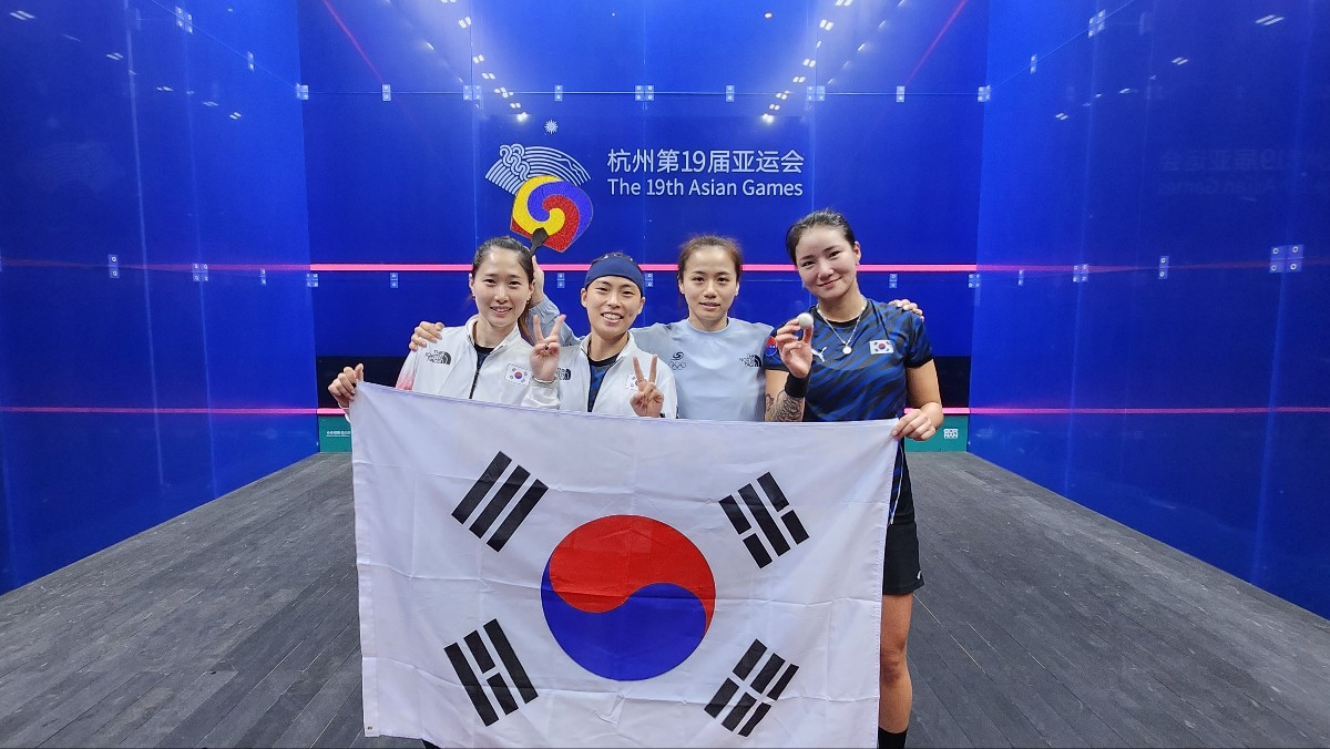 28일 '2022 항저우하계아시아경기대회'에 출전한 스쿼시 여자 대표팀이 조별리그 마지막 경기 일본전에서 승리했다. 승리로 4강에 진출하며 동메달을 확보한 스쿼시 여자대표팀. [연합]