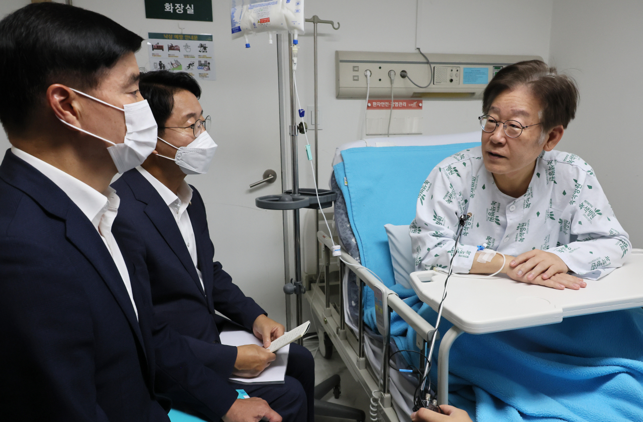 이재명 더불어민주당 대표가 28일 서울 중랑구 녹색병원에서 조정식 사무총장과 이해식 사무부총장으로부터 당의 서울 강서구청장 보궐선거 현황을 보고 받고 있다. [연합]