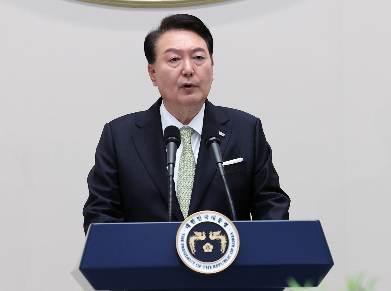 윤석열 대통령이 추석인 29일 청와대 영빈관에서 열린 원폭 피해 동포 오찬 간담회에서 환영사를 하고 있다. [연합]
