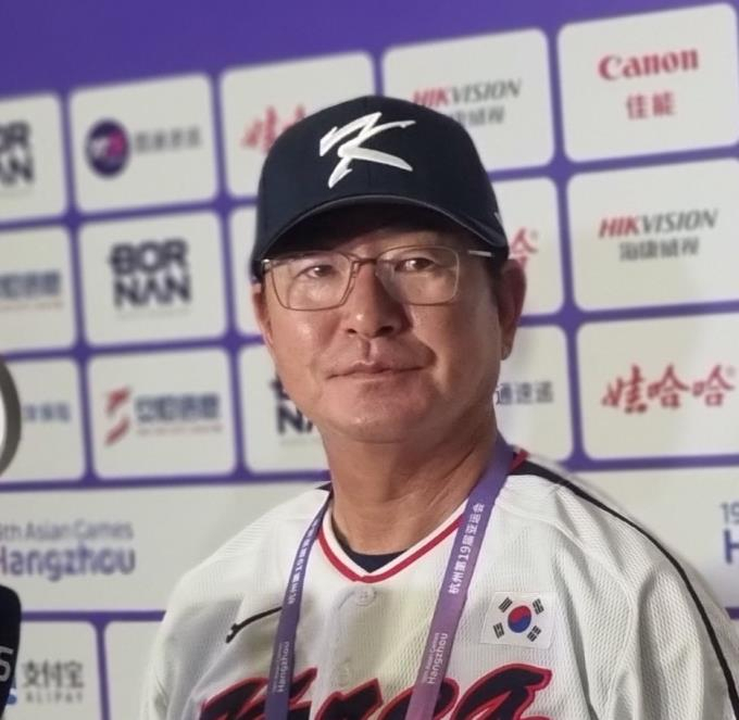 류중일 한국 야구 대표팀 감독이 지난 29일 오후 중국 저장성 항저우 인근 사오싱 야구·소프트볼 스포츠센터에서 인터뷰하는 모습[연합]