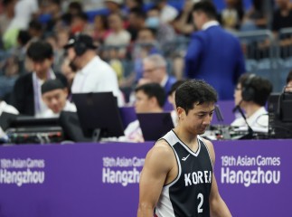 30일 중국 저장성 항저우의 올림픽 스포츠센터에서 열린 2022 항저우 아시안게임 남자 농구 조별리그 D조 대한민국과 일본의 경기에서 허훈이 일본에게 83대77로 진 뒤 코트를 나서고 있다. 허훈은 이날 취재진과의 인터뷰에서 "선수로서 실망스럽고, 저 자신에 화가 난다"고 말했다. [연합]