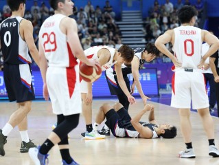 30일 중국 저장성 항저우의 올림픽 스포츠센터에서 열린 2022 항저우 아시안게임 남자 농구 조별리그 D조 대한민국과 일본의 경기. 경기 도중 넘어진 허훈에게 이우석이 손을 내밀고 있다. [연합]
