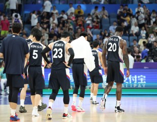 30일 중국 저장성 항저우의 올림픽 스포츠센터에서 열린 2022 항저우 아시안게임 남자 농구 조별리그 D조 대한민국과 일본의 경기. 83대77로 진 대한민국 선수들이 경기장을 나가고 있다. [연합]