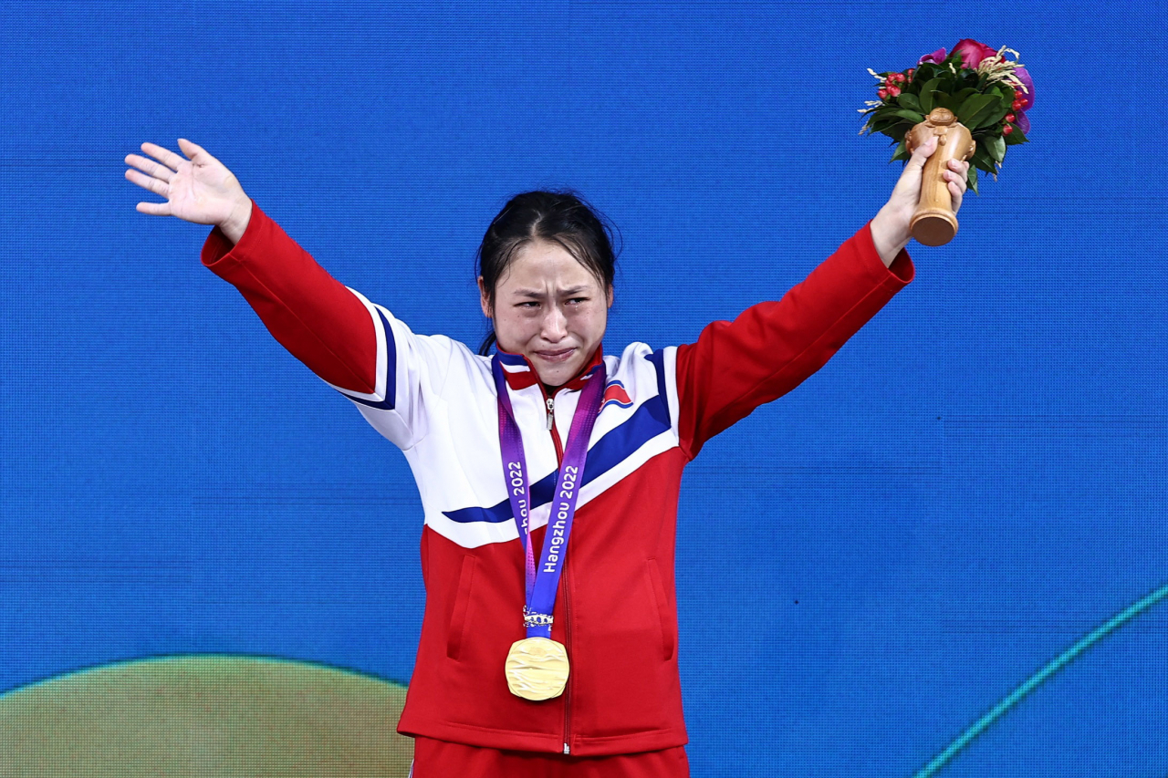 리성금이 메달 시상식에서 환호하고 있다.[로이터]