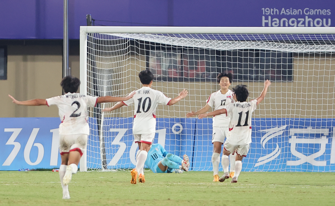 30일 중국 원저우 스포츠센터 스타디움에서 열린 2022 항저우 아시안게임 여자축구 8강전 한국과 북한의 경기. 후반 북한 김경영이 페널티킥으로 팀의 네 번째 골을 넣고 팀 동료들과 기뻐하고 있다. 최종 스코어는 1-4로 북한이 승리했다. [연합]