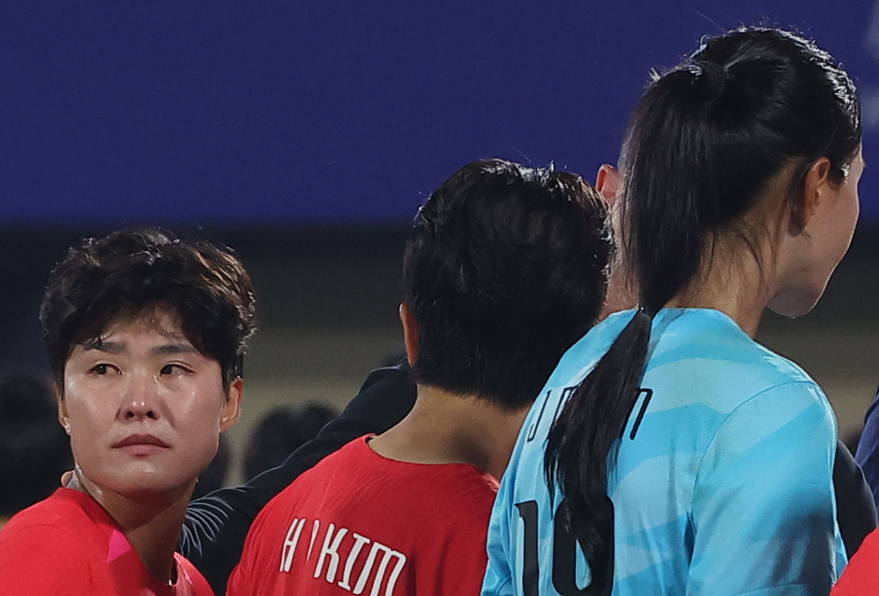 30일 중국 원저우 스포츠센터 스타디움에서 열린 2022 항저우 아시안게임 여자축구 8강전 한국과 북한의 경기가 1-4 대한민국의 패배로 끝났다. 경기 종료 뒤 대한민국 지소연이 그라운드를 떠나지 못하고 아쉬워 하고 있다. [연합]