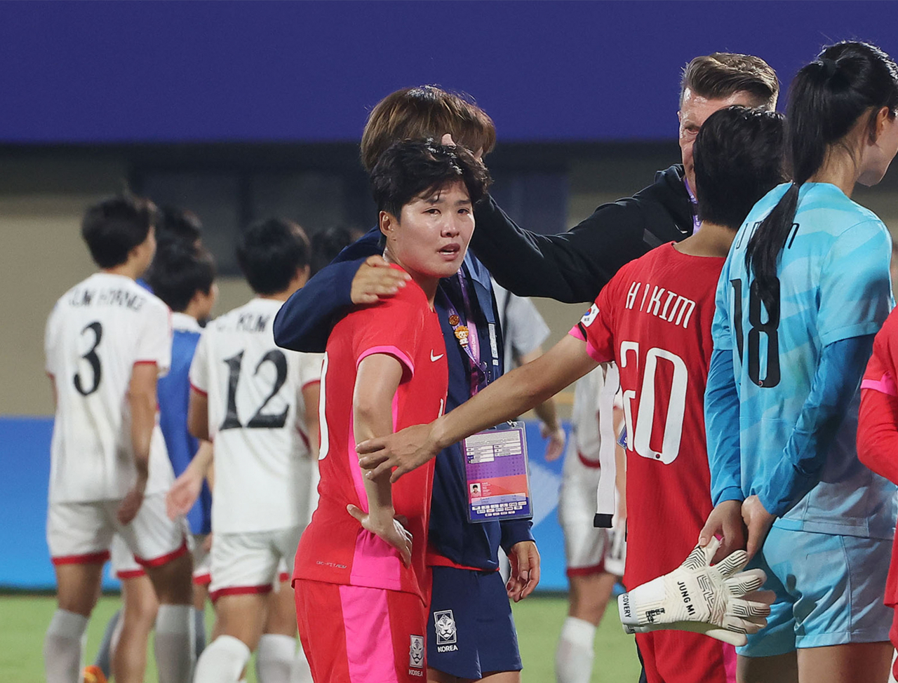 30일 중국 원저우 스포츠센터 스타디움에서 열린 2022 항저우 아시안게임 여자축구 8강전 한국과 북한의 경기가 1-4 대한민국의 패배로 끝났다. 경기 종료 뒤 대한민국 선수들이 그라운드에서 아쉬움을 달래고 있다. [연합]