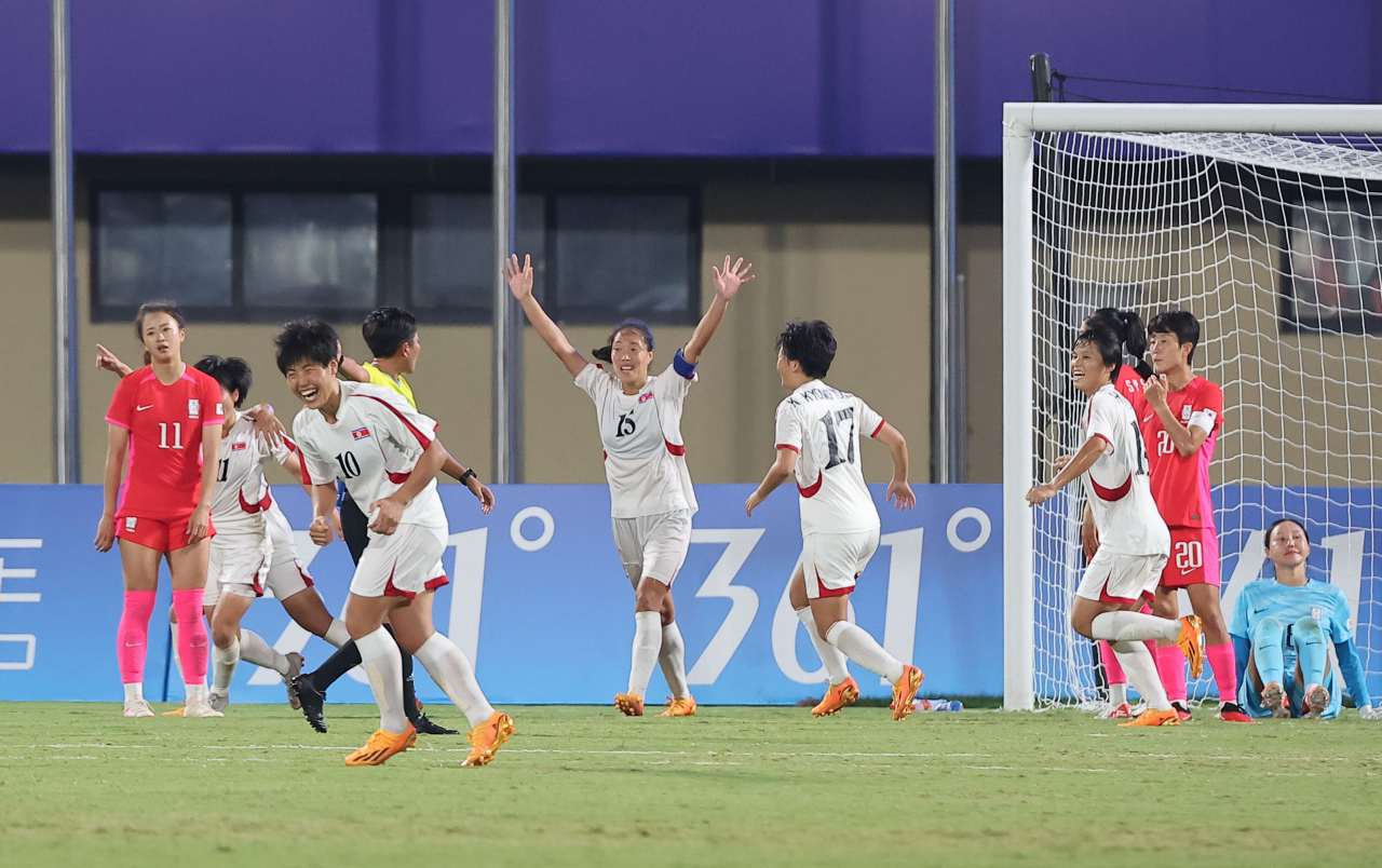 30일 중국 원저우 스포츠센터 스타디움에서 열린 2022 항저우 아시안게임 여자축구 8강전 한국과 북한의 경기. 한국 선수들이 북한에 실점 후 아쉬워하고 있다. [연합]