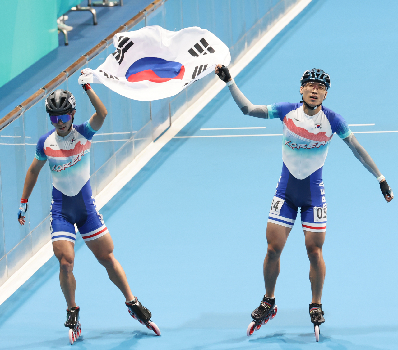 롤러스케이트 남자 1000ｍ 스프린트 결승에서 금메달을 차지한 최광호(오른쪽)와 은메달을 차지한 정철원이 태극기를 들고 경기장을 돌고 있다. 연합뉴스