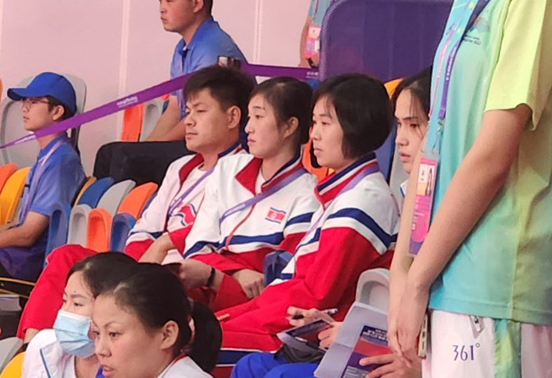 북한 여자배구 대표팀이 1일 중국 항저우 사범대학 창첸캠퍼스 체육관에서 열린 한국과 베트남의 2022 항저우 아시안게임 배구 여자부 예선 C조 경기를 지켜보는 중이다. [연합]