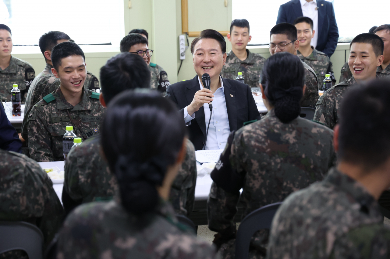 1일 윤석열 대통령이 경기도 연천군 육군 제25사단의 한 소초에서 열린 장병들과의 간담회에서 발언하고 있다. [연합]