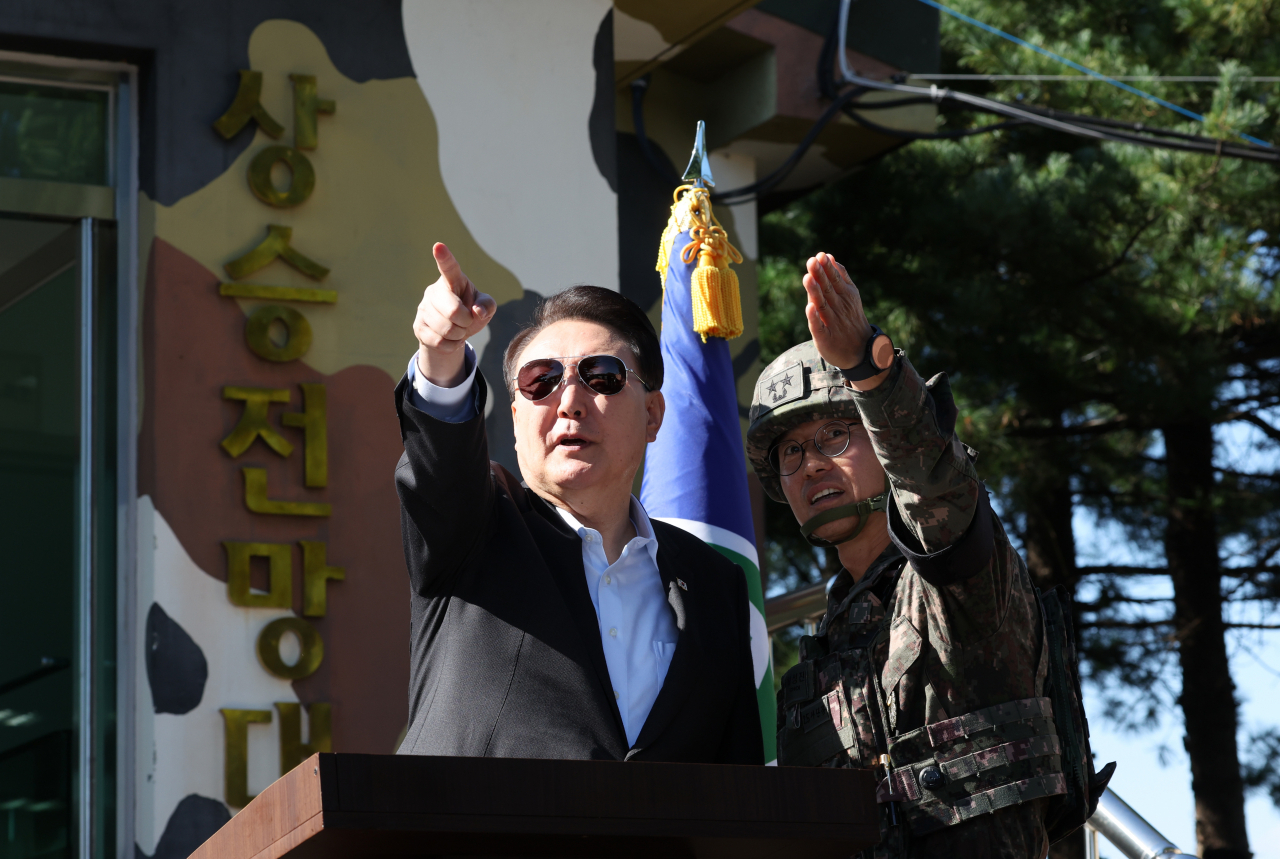 윤석열 대통령이 지난해 10월 1일 경기도 연천군 육군 제25사단 상승전망대를 찾아 최성진 25사단장으로부터 주변에 대한 설명을 듣던 모습. [연합]