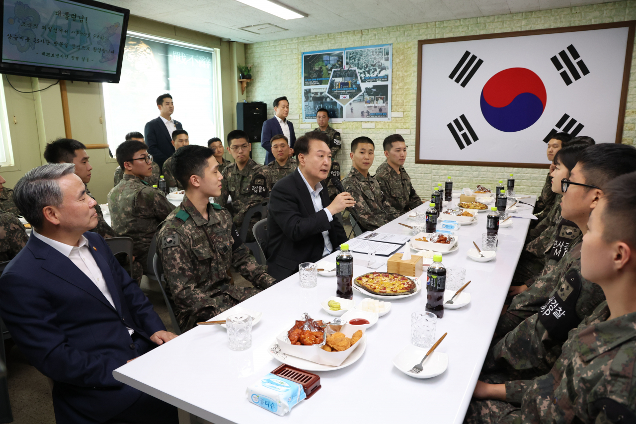 윤석열 대통령이 추석 연휴 중인 1일 경기도 연천군 육군 제25사단의 한 소초에서 열린 장병들과의 간담회에서 발언하고 있다. [연합]
