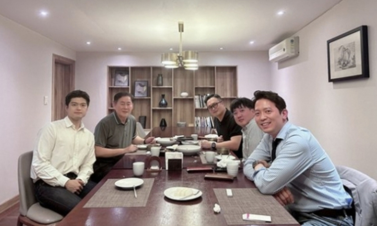지난 6월 이준석 전 국민의힘 대표 등과 만난 최경환 전 경제부총리 [이기인 도의원 SNS 캡처]
