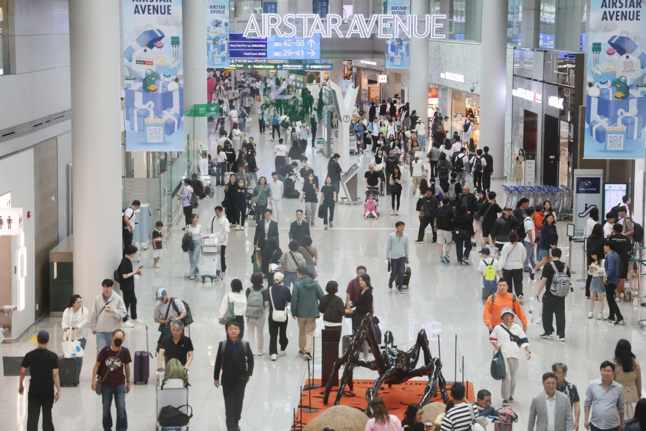 추석 황금연휴를 하루 앞둔 지난달 27일 인천국제공항 면세점이 여행객들로 붐비고 있다. [연합]