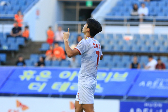 광주FC는 1일 제주 월드컵경기장에서 열린 제주 유나이티드와 하나원큐 K리그1 2023 32라운드 원정 경기에서 광주 엄지성이 골을 넣고 세레머니를 하고 있다.[광주FC 제공]