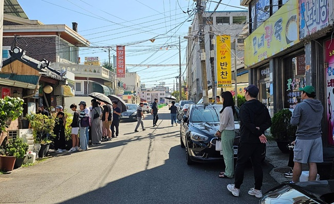 순천시 장천동 모 떡갈비 전문점에 외지 손님들로 문전성시를 이루고 있다.