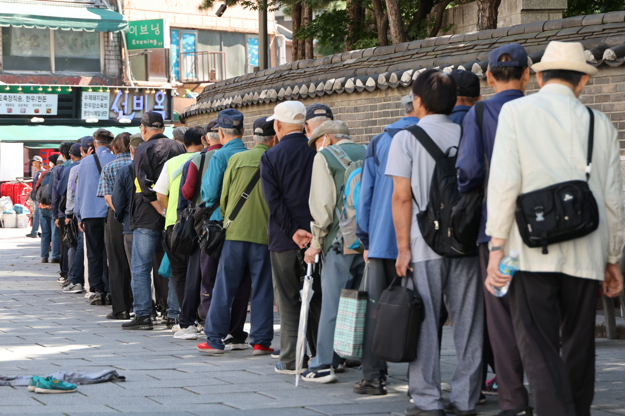1일 오후 추석 연휴에도 하루도 빠짐없이 운영 중인 서울 종로구 탑골공원 원각사 노인무료급식소 앞에 점심식사를 하려는 노인들이 길게 줄을 서 있다. [연합]