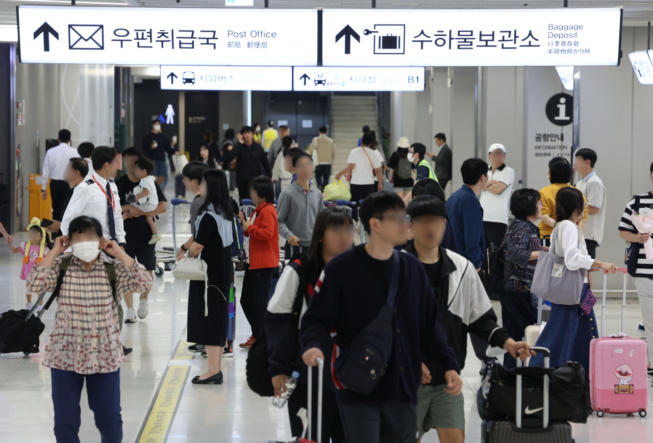 추석 연휴 막바지인 2일 오후 서울 강서구 김포공항이 이용객으로 붐비고 있다. 연합뉴스