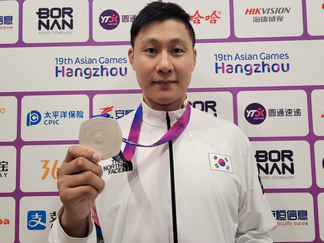 쿠라시 국가대표 김민규가 2일 중국 항저우 샤오산 린푸 체육관에서 열린 2022 항저우 아시안게임 남자 90kg 이하급 경기에서 은메달을 획득하고 공동취재구역에서 메달을 들어 보이고 있다. 이날 준우승으로 김민규는 한국 쿠라시 최초의 아시안게임 은메달리스트가 됐다. [연합]