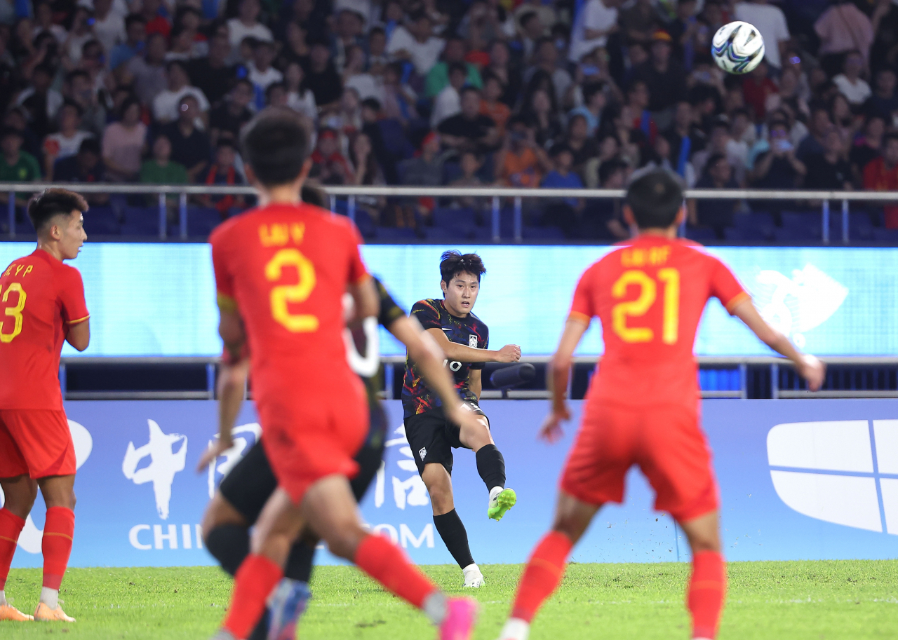 1일 중국 항저우 황룽 스포츠센터 스타디움에서 열린 2022 항저우 아시안게임 남자 축구 8강전 한국과 중국의 경기. 이강인이 프리킥을 차고 있다. [연합]