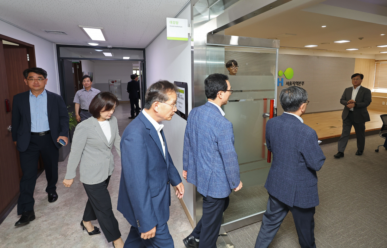 지난 8월 2일 서울 강남구 한국토지주택공사(LH) 서울지역본부에서 LH 각 지역 본부장 등이 사장 주재 긴급 회의에 참석하고 있다. [연합]