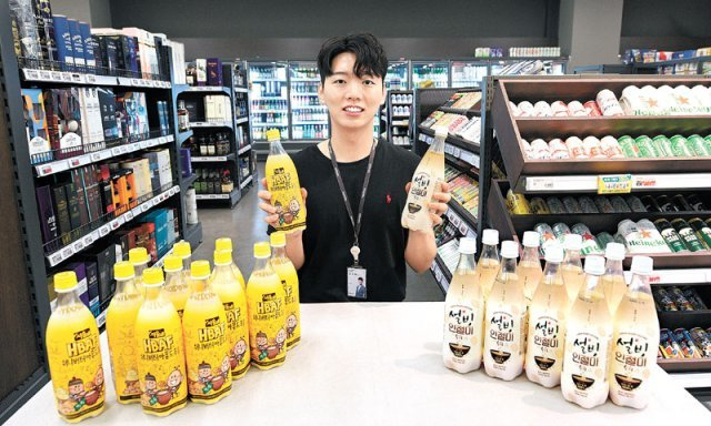서울 강서구 등촌동 홈플러스 강서점에서 직원이 신상품 ‘바프허니버터아몬드 막걸리’(왼쪽)를 선보이고 있다. [홈플러스 제공]