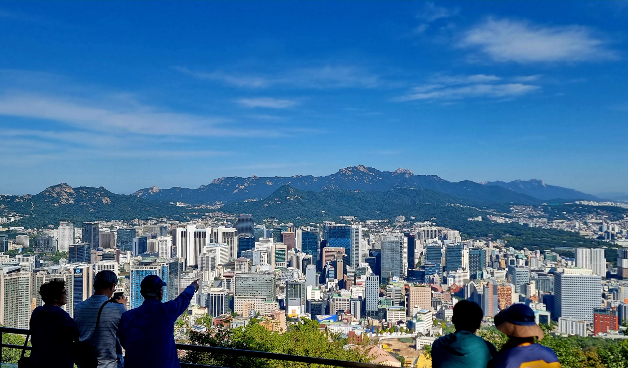 Tourists and locals enjoy the darkening autumn sky at Namsan Mountain in Seoul on the second day of the Chuseok holiday. (Yonhap)