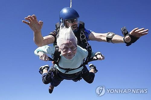 세계 최고령 스카이다이버 기록에 도전한 미국의 104세 할머니. [시카고 AP 연합뉴스]