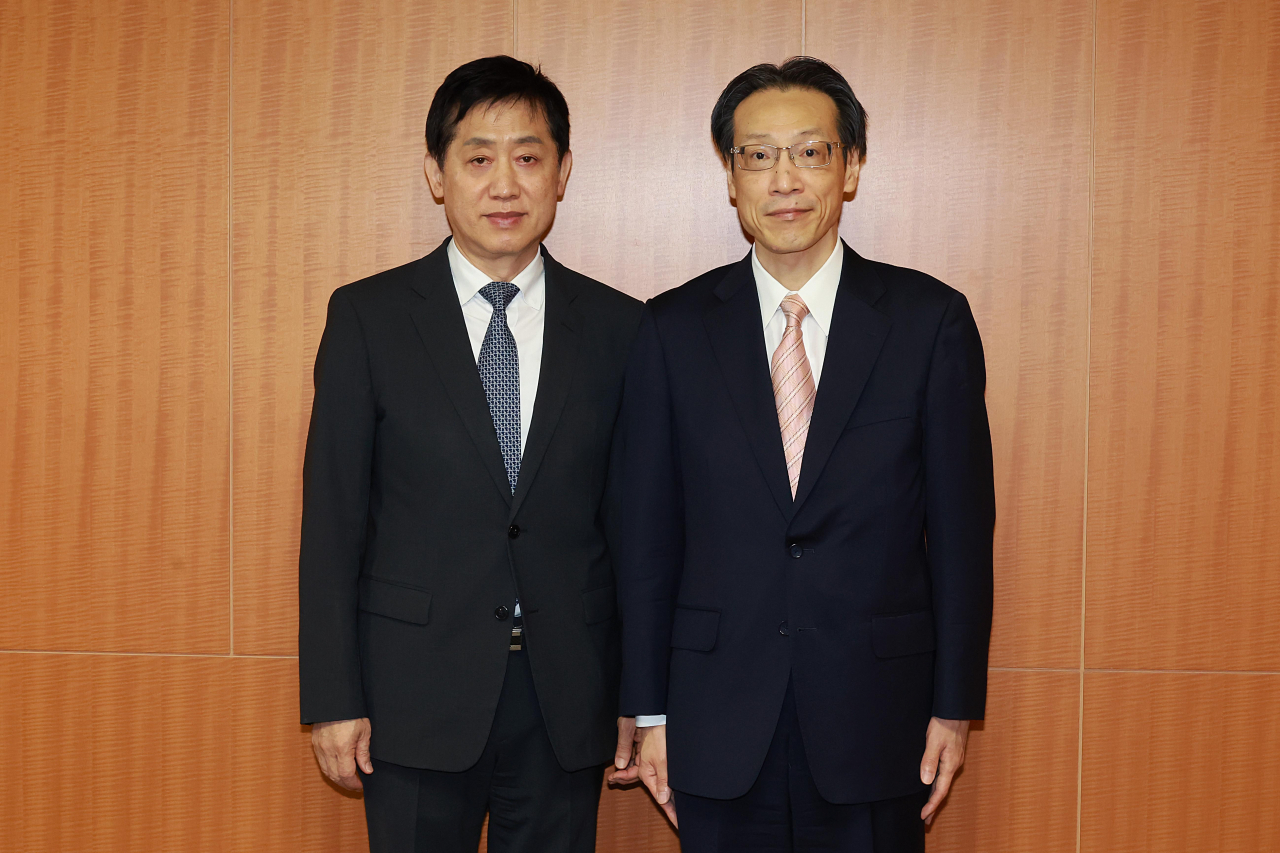 김주현(왼쪽) 금융위원장이 3일 일본 도쿄 일본 금융청사에서 쿠리타 테루히사 일본 금융청장과 만나 기념 촬영하고 있다. 연합뉴스