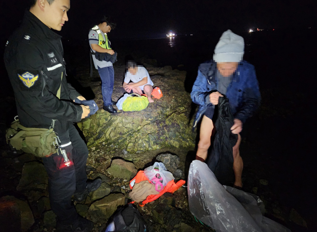 보령해양경찰서는 3일 오전 1시53분께 충남 보령 대천항으로 밀입국을 시도한 중국인 22명을 붙잡았다고 밝혔다. 이들은 이날 중국에서 타고 온 배로 대천항 앞바다까지 접근한 뒤 구명조끼 등을 입고 헤엄쳐 밀입국을 시도한 것으로 알려졌다. [연합]