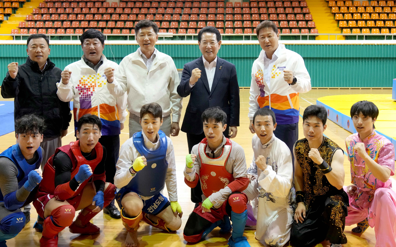 전국체전 전남 선수단을 격려하고 있는 김영록지사