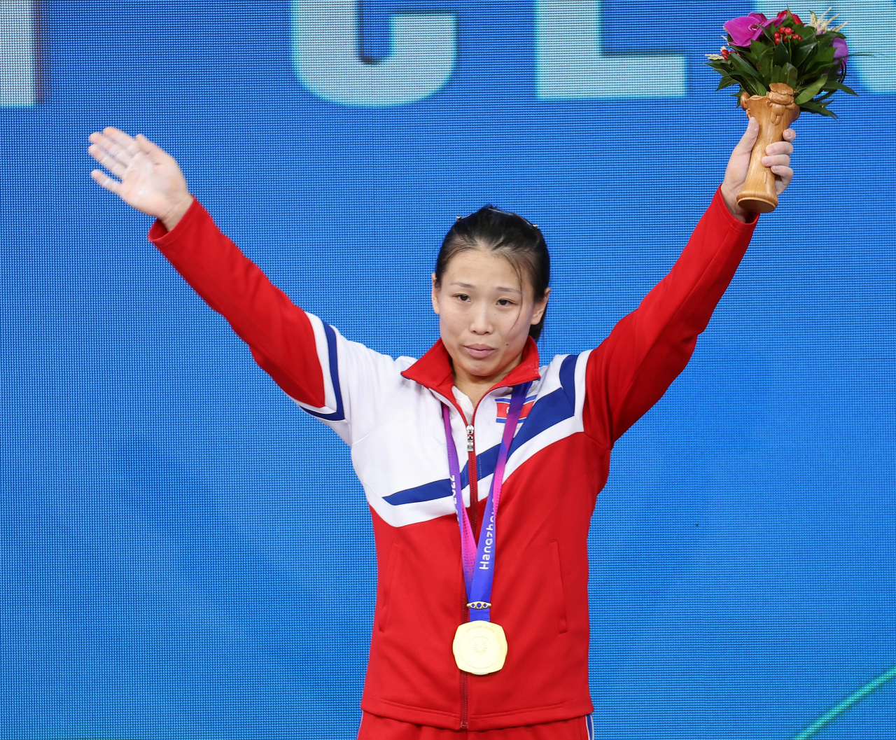 2일 중국 저장성 항저우 샤오산 스포츠센터에서 열린 항저우 아시안게임 역도 여자 64kg급 A그룹 경기에서 금메달을 획득한 북한 림은심이 시상식에서 기뻐하고 있다. [연합]