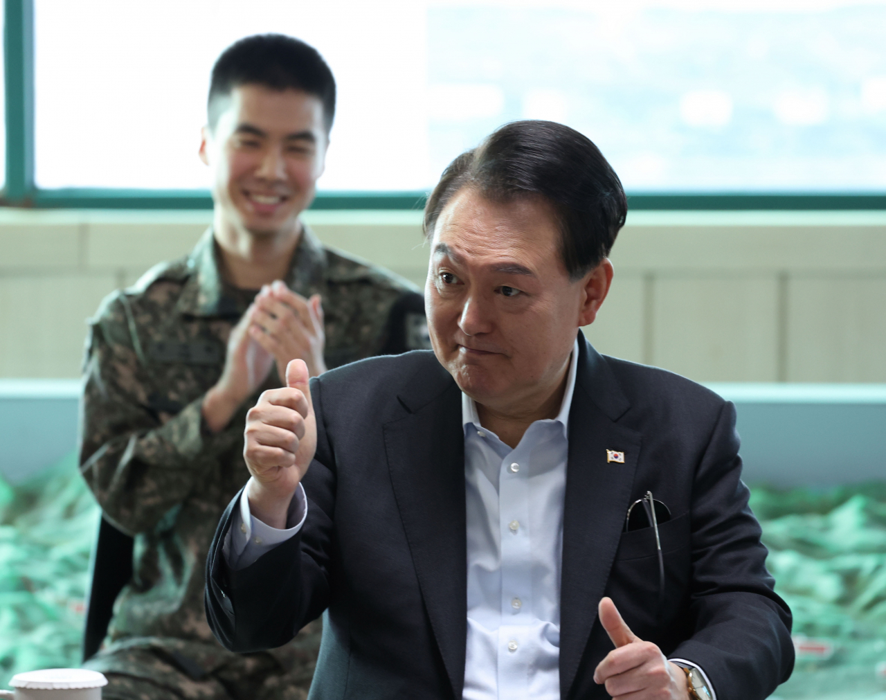 윤석열 대통령이 추석 연휴 중인 1일 경기도 연천군 육군 제25사단 상승전망대에서 근무 중인 장병들을 만나 엄지손가락을 들어 보이고 있다. [연합]