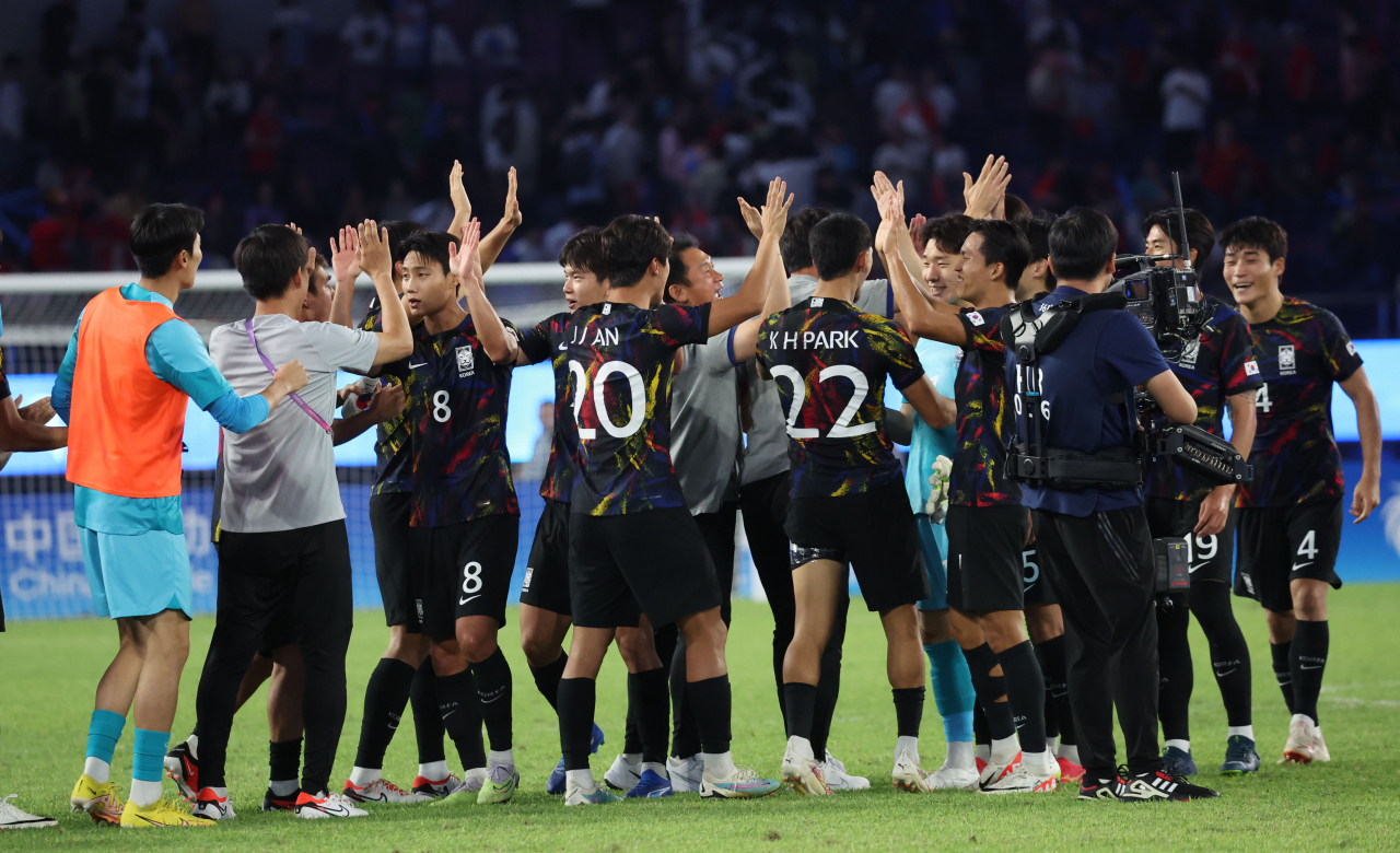 1일 중국 항저우 황룽 스포츠센터 스타디움에서 열린 2022 항저우 아시안게임 남자 축구 8강전 중국과의 경기. 2-0으로 승리한 한국 선수들이 기뻐하고 있다. [연합]