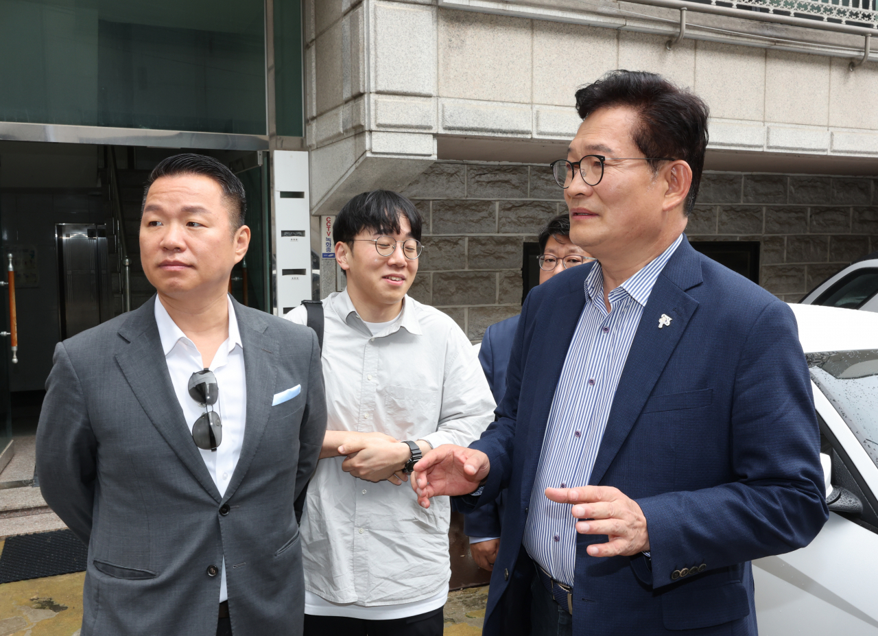 송영길 전 더불어민주당 대표가 9월 27일 오후 서울 용산구 자택에서 나오고 있다. 검찰은 이날 송 전 대표의 '외곽조직 불법 후원금 의혹'을 수사하기 위해 자택을 압수수색했다.[연합]