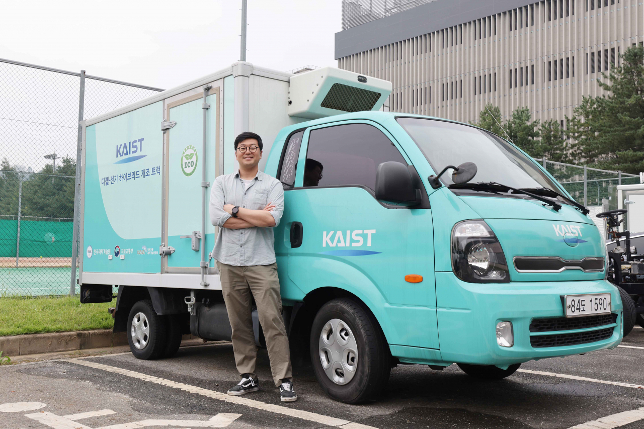 장기태 KAIST 교수가 디젤 하이브리드 개조기술을 적용한 1t 화물차 앞에서 포즈를 취하고 있다. [KAIST 제공]