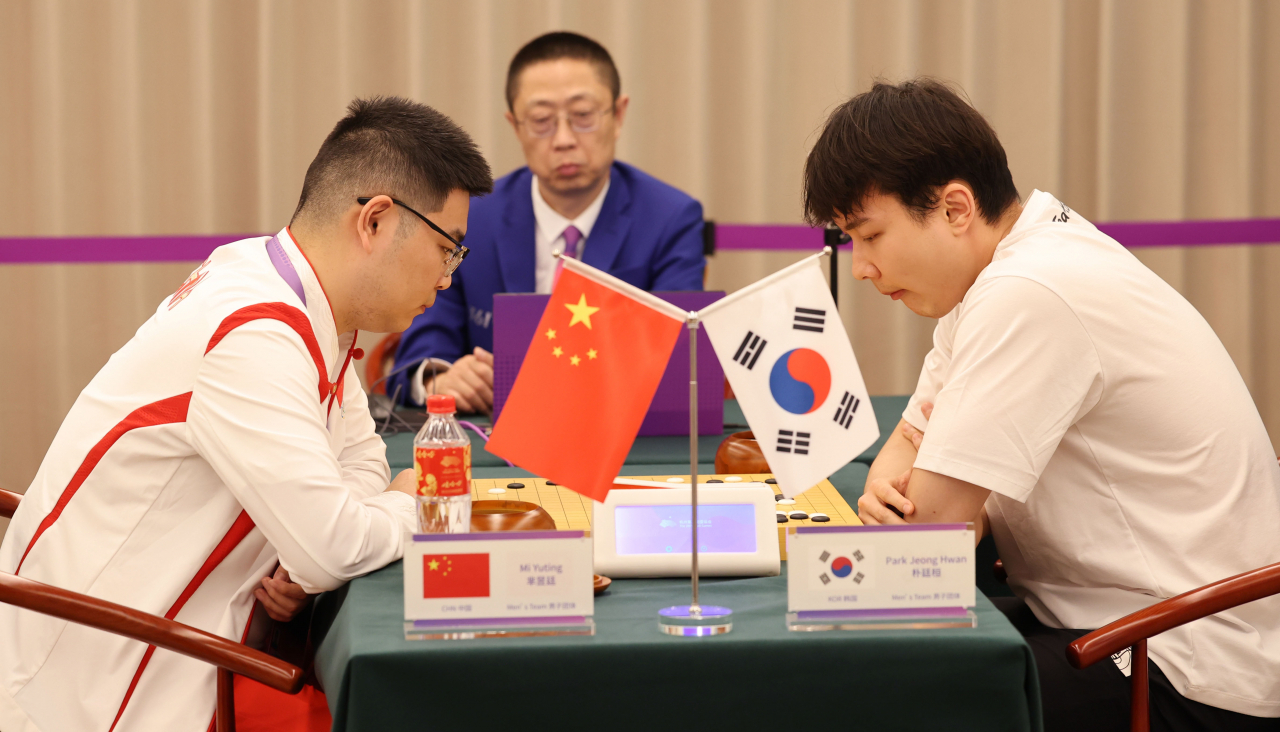 3일 중국 저장성 중국기원 분원에서 열린 19회 항저우 아시안게임 바둑 남자단체 결승전에서 한국 박정환이 중국 미위팅과 대국하고 있다. [연합]