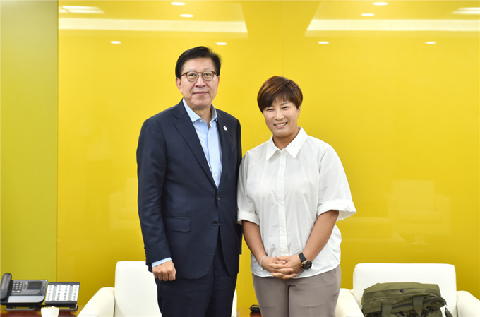 지난 8월 29일 (왼쪽부터) 박형준 부산시장과 박세리 바즈인터내셔널 공동대표가 접견하고 있다. [사진=부산시]
