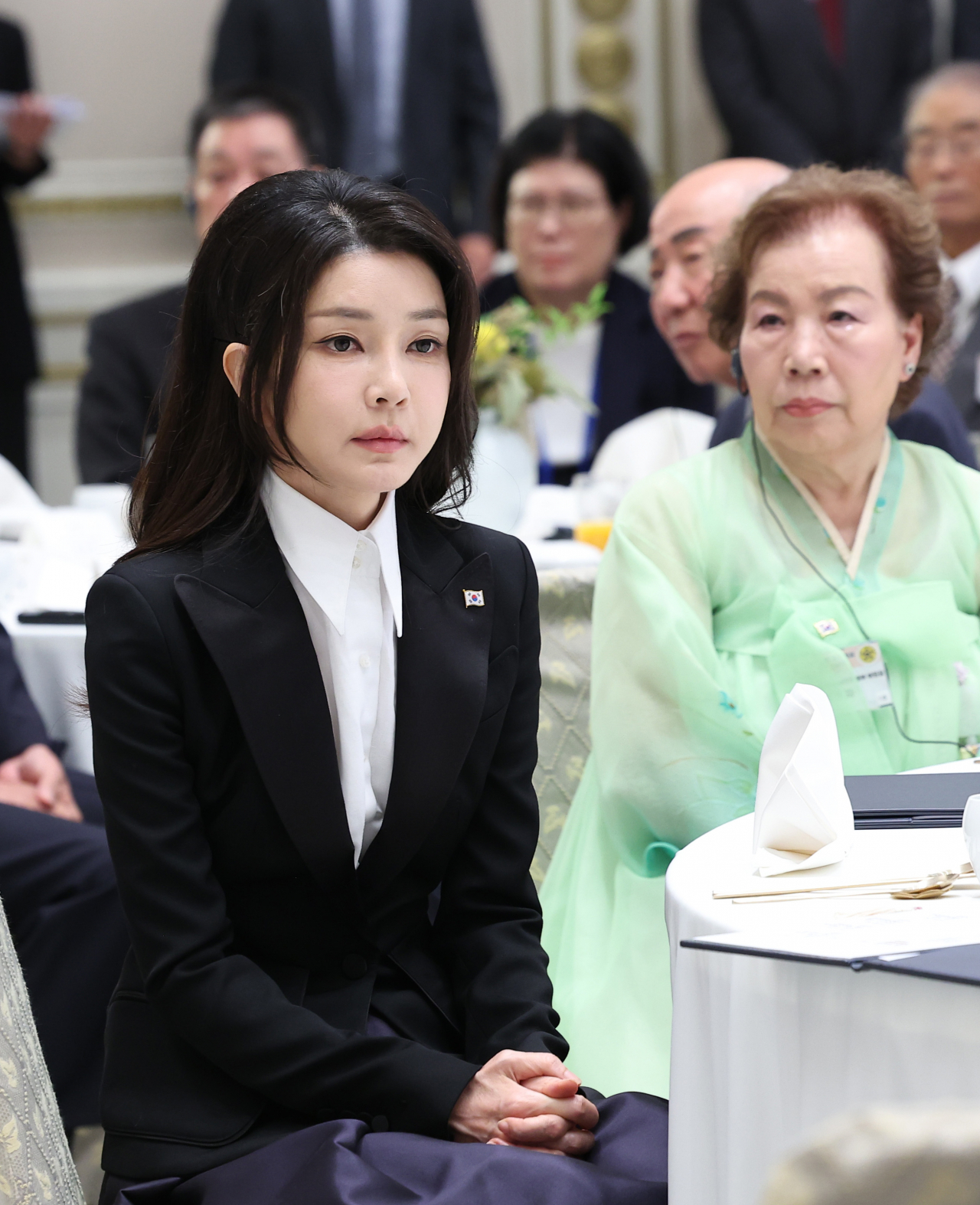 윤석열 대통령 부인 김건희 여사가 추석인 지난달 29일 청와대 영빈관에서 열린 원폭 피해 동포 오찬 간담회에서 윤 대통령의 환영사를 듣고 있다. [연합뉴스]