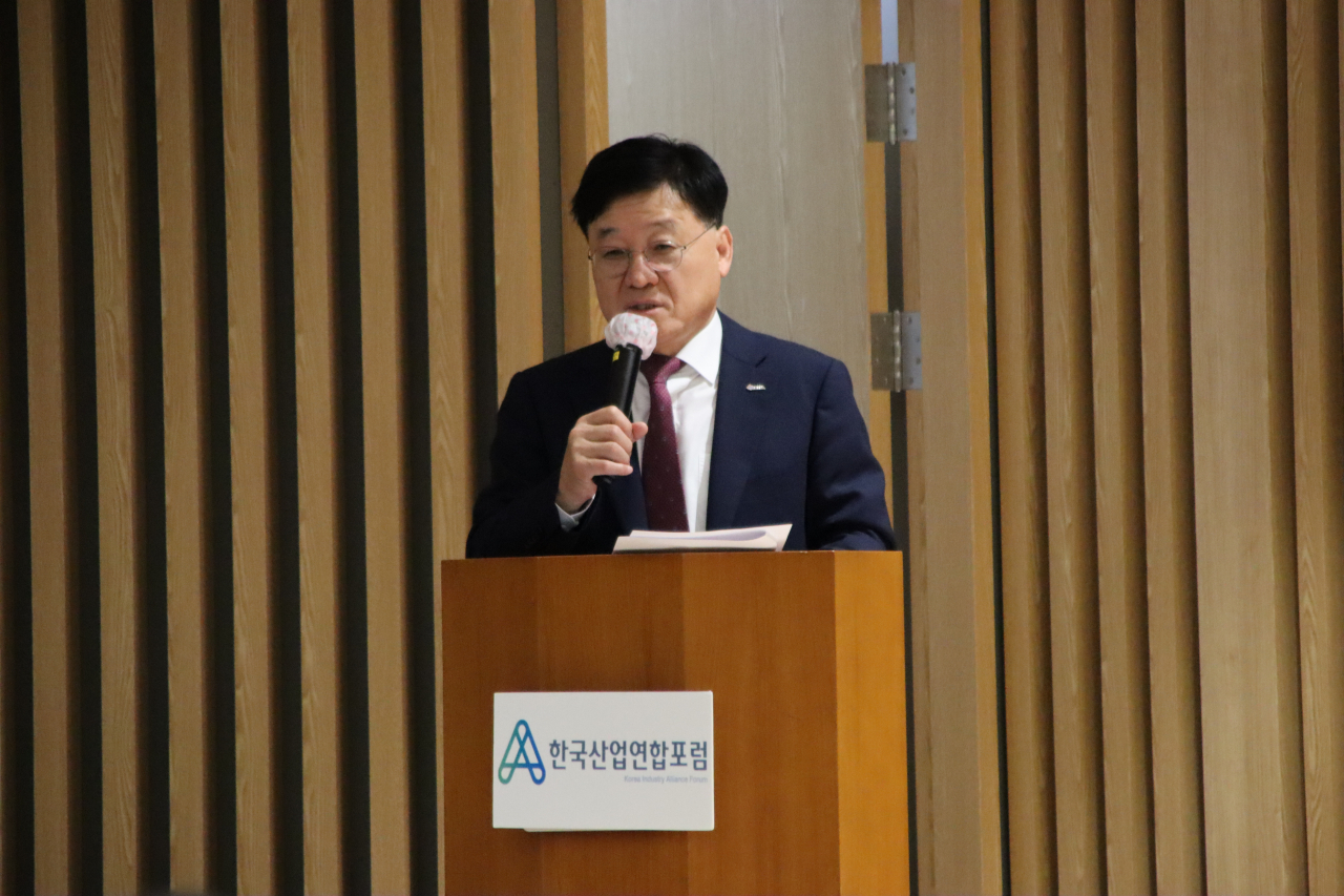 정만기 한국산업연합포럼 회장이 4일 서울 서초동 자동차회관에서 열린 ‘제14회 니치 아워(Niche Hour) 정책 포럼’에서 개회사를 하고 있다. [한국산업연합포럼 제공]