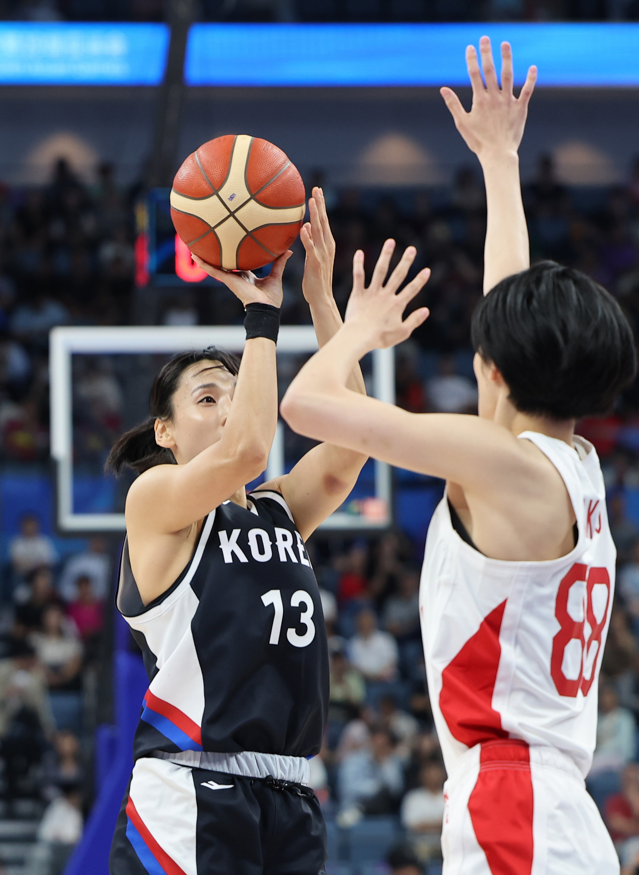 3일 중국 저장성 항저우의 올림픽 스포츠센터에서 열린 항저우 아시안게임 여자 농구 준결승 한국과 일본의 경기. 김단비가 슛을 시도하고 있다. [연합]