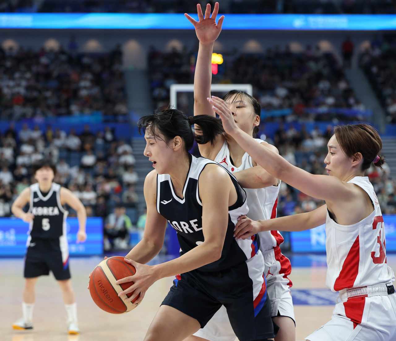 3일 중국 저장성 항저우의 올림픽 스포츠센터에서 열린 항저우 아시안게임 여자 농구 준결승 한국과 일본의 경기. 김단비가 돌파를 시도하고 있다. [연합]