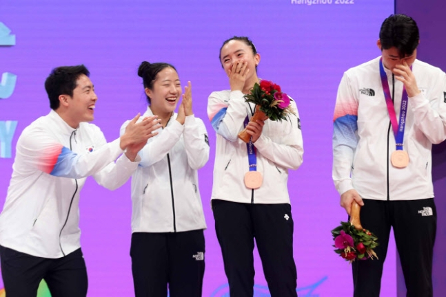 오른쪽부터 장우진, 전지희가 중국 관중들의 환호성을 받고 쑥스러워하고 있다. 신유빈, 임종훈이 이를 즐겁게 지켜보고 있다. 지난달 30일에 열린 탁구 혼합복식 시상식에 장우진(한국거래소)-전지희(미래에셋증권), 임종훈(한국거래소)-신유빈(대한항공) 조는 나란히 동메달을 얻어 시상대에 섰다. [뉴시스]