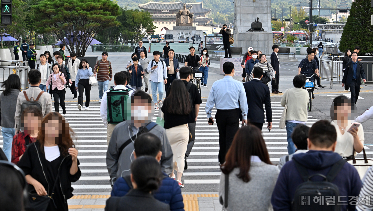 추석 연휴가 끝나고 다시 일상이 찾아왔다. 4일 오전 서울 종로구 세종대로 사거리에서 시민들이 출근길을 서두르고 있다. 임세준 기자