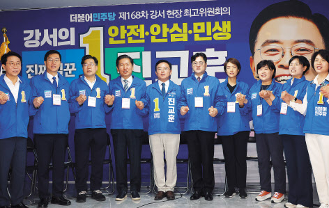 오는 11일 예정된 서울 강서구청장 보궐선거가 ‘총선전초전’으로 인식되면서 여야가 총력전으로 맞서고 있다. 국민의힘은 3일 강서구에서 김기현 대표와 김태우 후보가 참석한 가운데 ‘국민의힘-한국공항공사 자회사 전국공항노동조합 간담회’를 가졌다(위쪽). 더불어민주당은 홍익표 원내대표가 참석한 가운데 4일 진교훈 후보의 강서구 사무소에서 현장 최고위원회의를 열었다. [연합]
