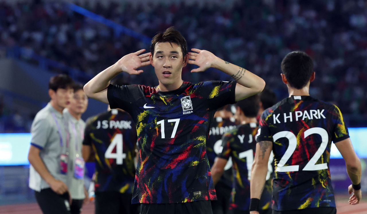 1일 중국 항저우 황룽 스포츠센터 스타디움에서 열린 2022 항저우 아시안게임 남자 축구 8강전 중국과의 경기. 팀 두번째 골을 넣은 송민규가 세리머니를 하고 있다. [연합]