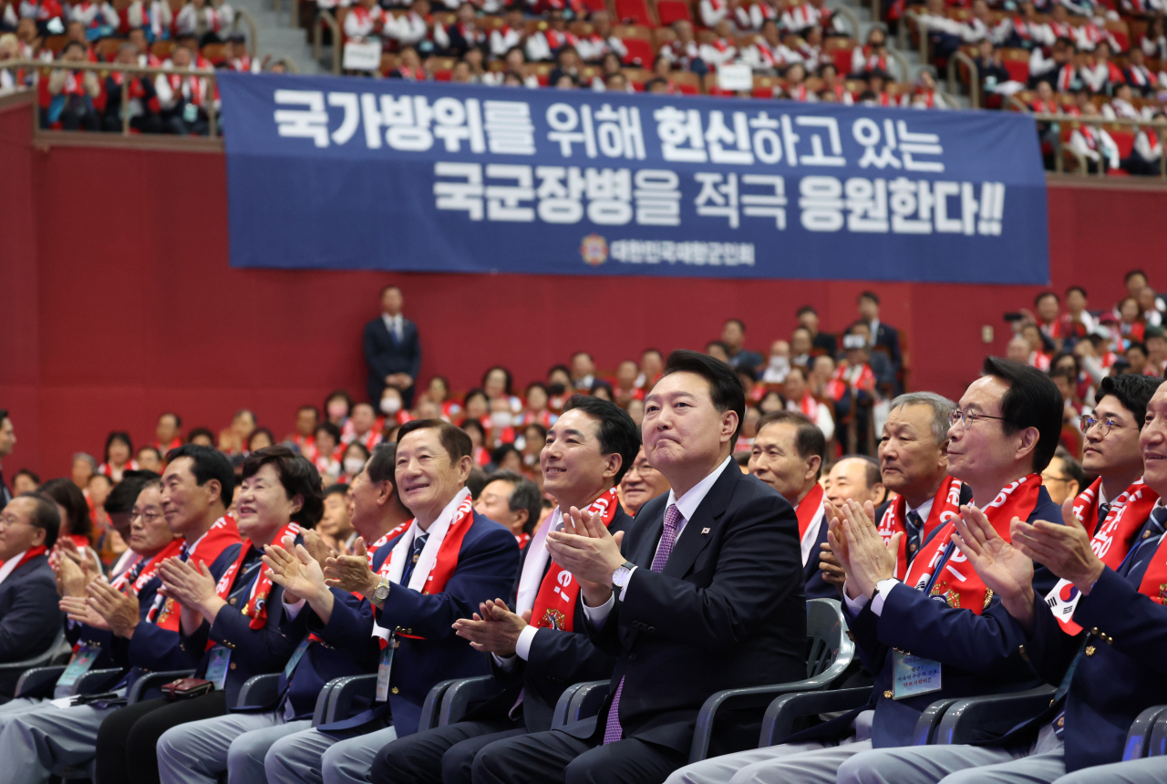 윤석열 대통령이 4일 서울 송파구 올림픽공원 올림픽홀에서 열린 재향군인회 창설 제71주년 기념식 및 전국 읍·면·동회장 총력안보 결의대회에서 깃발 입장 때 박수치고 있다. [연합]