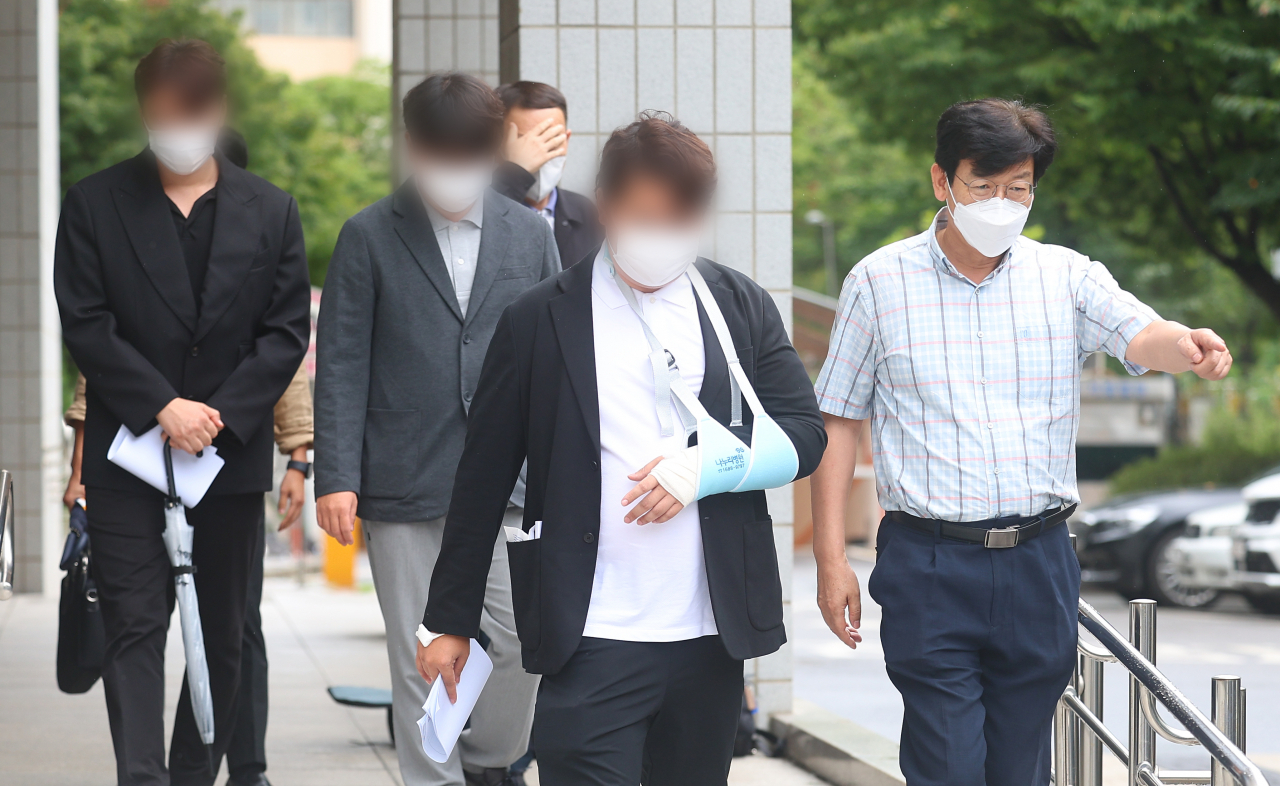 피카코인 시세조종 연루 의혹을 받는 이희진씨가 15일 오후 사기·특정경제범죄가중처벌법상 배임·범죄수익은닉규제법 위반 혐의로 영장실질심사(구속 전 피의자 심문)을 받기 위해 서울 양천구 서울남부지법으로 출석하고 있다. 이날 영장실질심사에는 이씨의 친동생 이희문 씨와 코인 발행업체 직원 김모씨도 함께 출석했다. [연합]