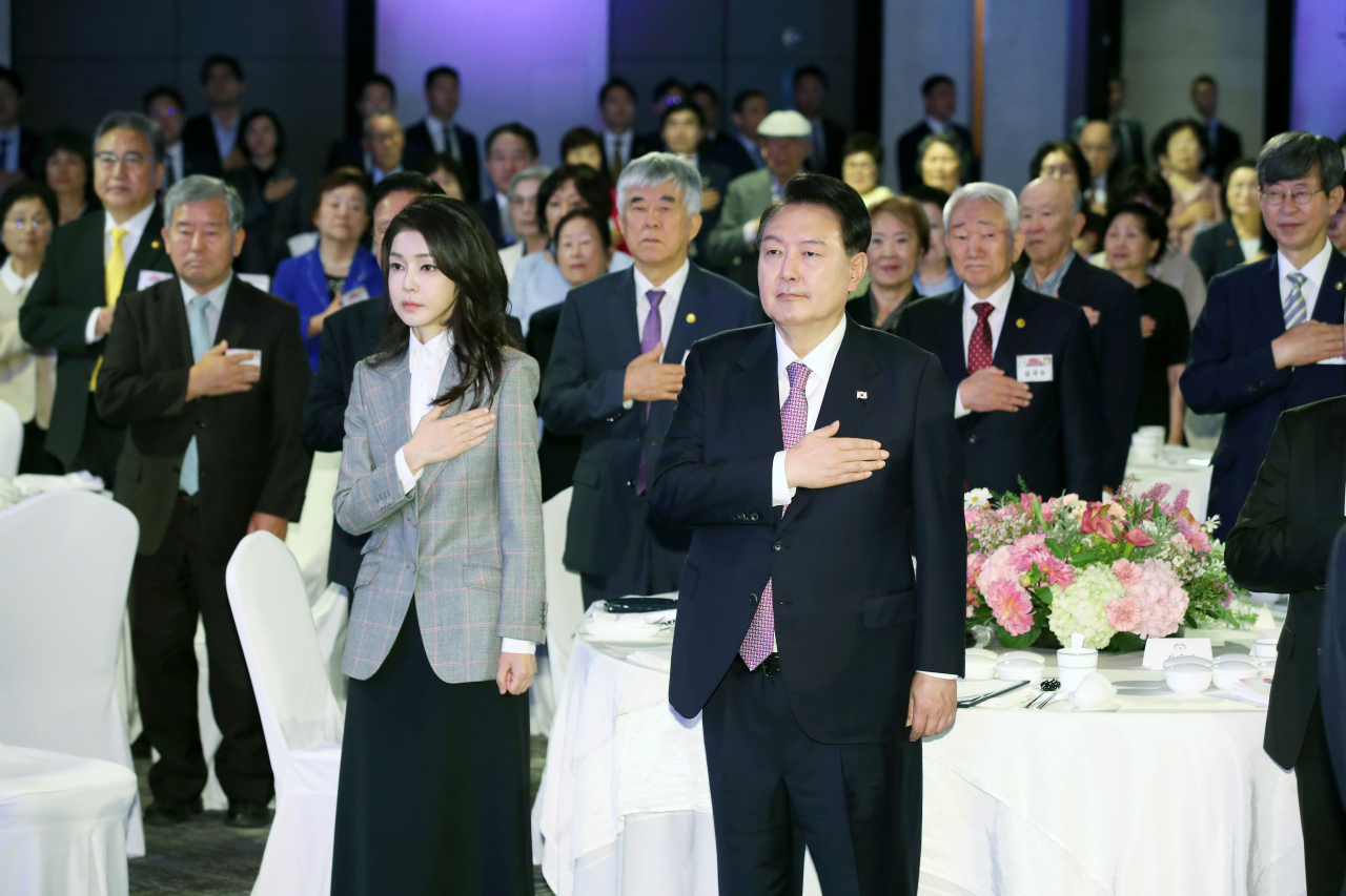 윤석열 대통령과 부인 김건희 여사가 4일 서울 광진구 그랜드 워커힐 서울에서 열린 파독 근로 60주년 기념 오찬에서 국기에 경례하고 있다. [연합]